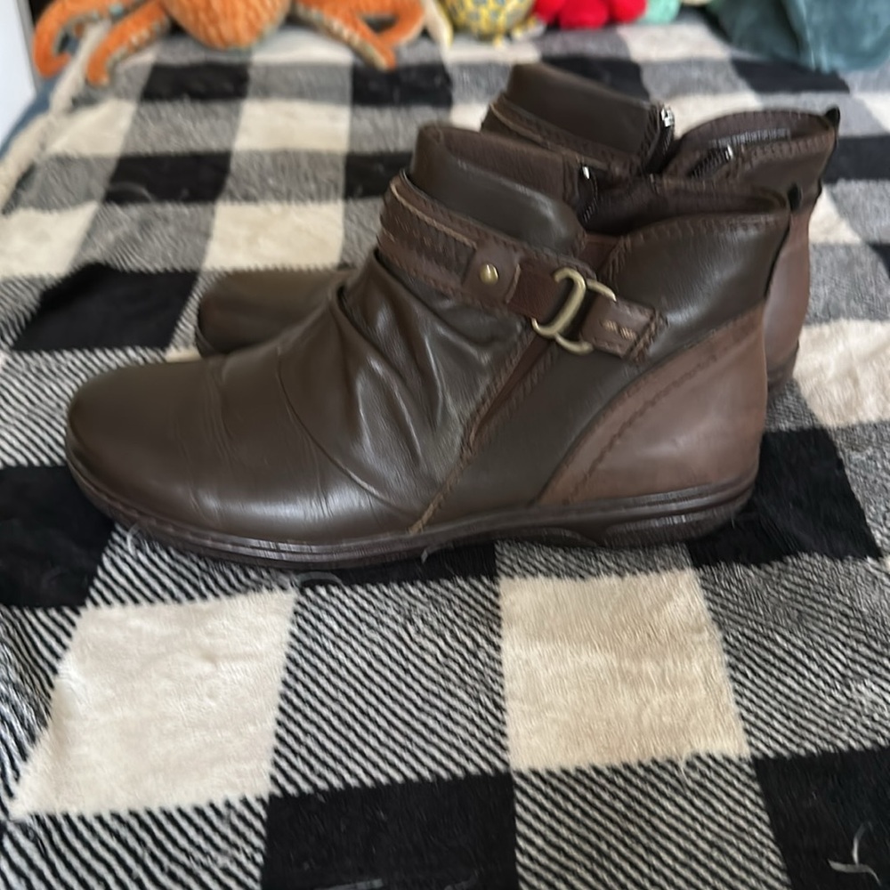 Earth Origins Brown Ankle Boots - Picture 5 of 5